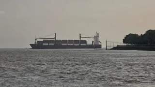 কর্ণফুলী মোহনায় কনটেইনারবাহী জাহাজ আটকা