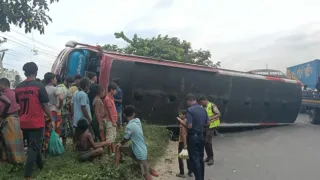 ঢাকা-চট্টগ্রাম মহাসড়কে নিয়ন্ত্রণ হারিয়ে বাস উল্টে আহত ২০