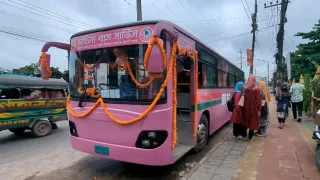 চট্টগ্রামে চালু হলো নারীদের জন্য ‘পিংক বাস’